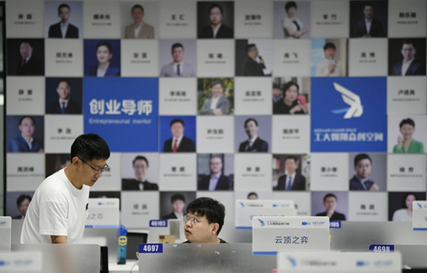 工大翱翔众创空间,师生正在交流。人民网记者 翁奇羽摄