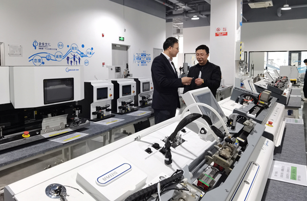 银行工作人员走访科创企业介绍金融服务。受访者供图